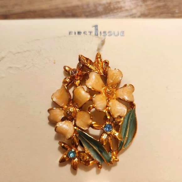 Liz Claiborne Vintage Gold and Cream Floral Brooch - Picture 1 of 5